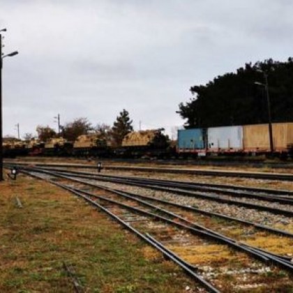 Товарен влак с военна техника на НАТО дерайлира близо до