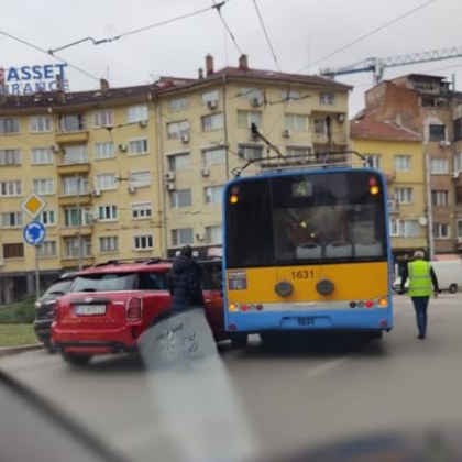 Катастрофа между тролей и лека кола стана днес в София