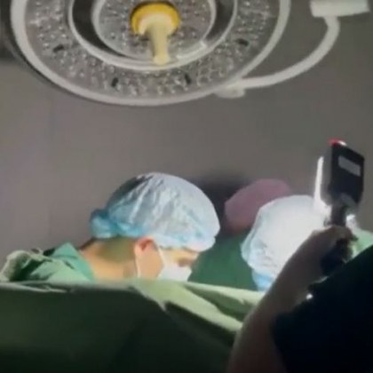 Украински лекари направиха сърдечна операция използвайки светлината от челници В