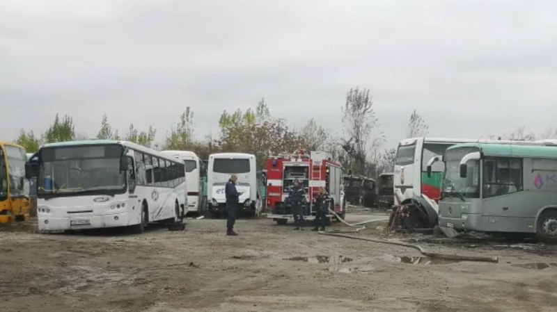 Пожар горя на паркинг в София