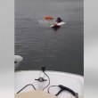 Двама рибари се обърнаха с лодка в язовир, извадиха късмет ВИДЕО