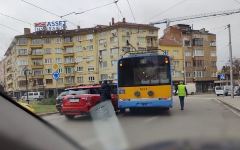 Тролей и кола се блъснаха в София СНИМКА