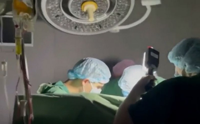 Украински лекари направиха сърдечна операция, използвайки светлината от челници. В