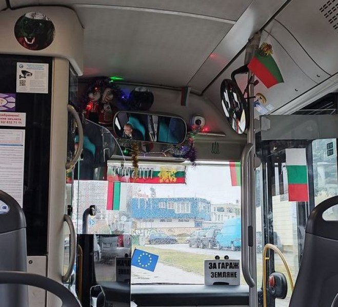 Няколко български флага на различни места в софийски рейс. Това