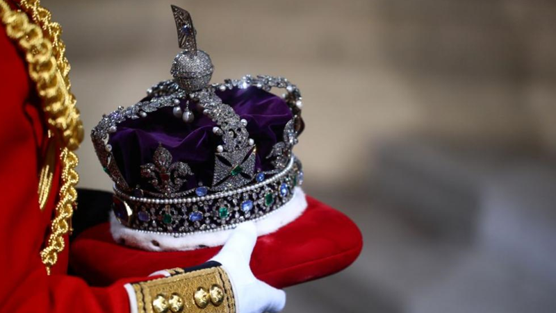 Кралската короната не пасва на главата на Чарлз III