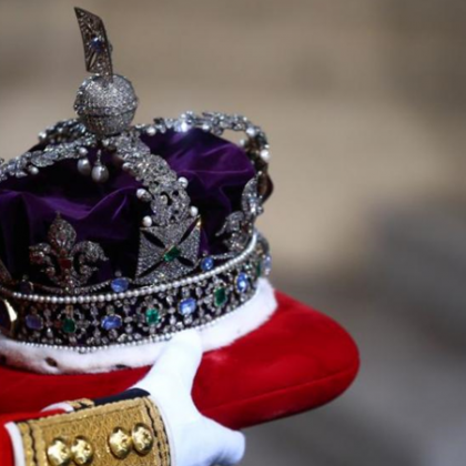 Кралската короната не пасва на главата на Чарлз III