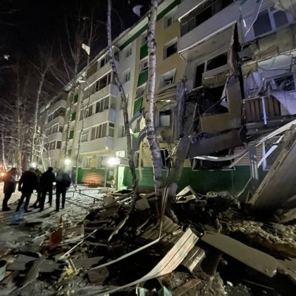 Най малко 6 души са загинали при мощен взрив в пететажна жилищна