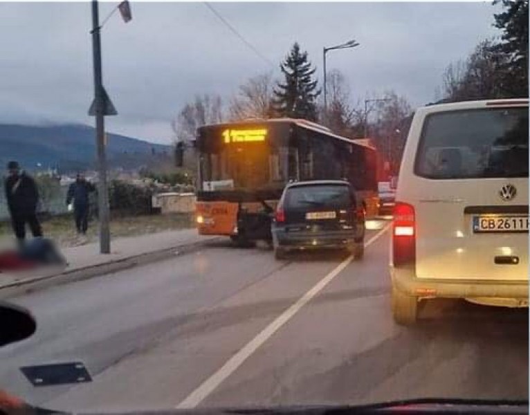 Челен удар между кола и автобус, мъж лежи на земята!  СНИМКА