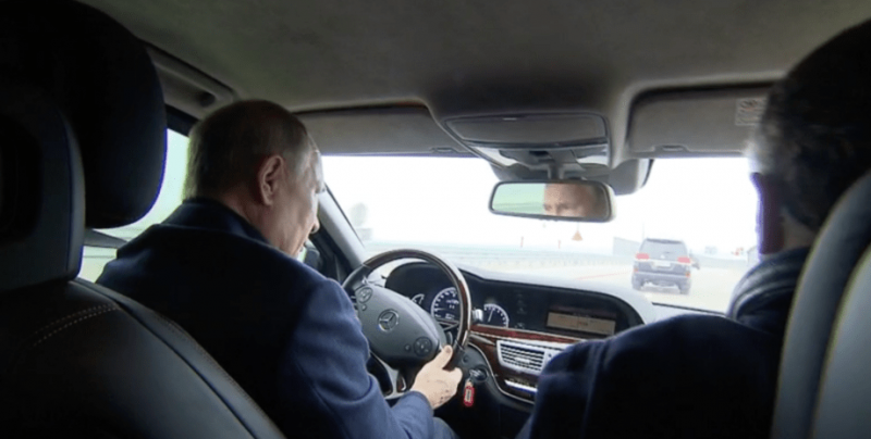Путин премина с мерцедес по Кримския мост за първи път след взрива ВИДЕО