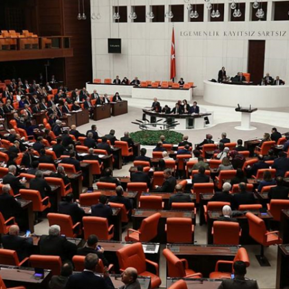 Опозиционен депутат бе хоспитализиран в Турция след сбиване в парламента по време