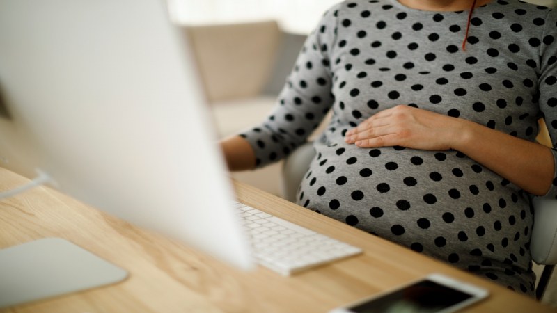 Могат ли да работят жените на граждански договор по време на майчинство