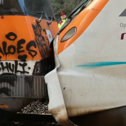 Най малко 155 души са ранени при катастрофа между два влака