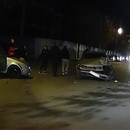 Тежък сблъсък е станал между два автомобила между мол Пловдив