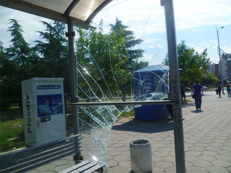Вандали не спират да чупят спирки в Пловдив, щетите са за хиляди