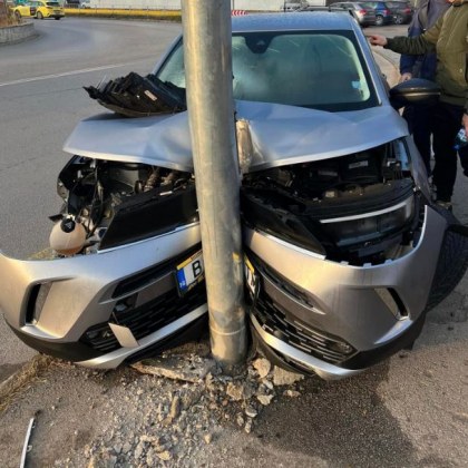Лек автомобик катастрофира самостоятелно тази сутрин в София Колата се
