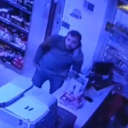 Нагло! Клиент открадна телефона на магазинерка СНИМКИ