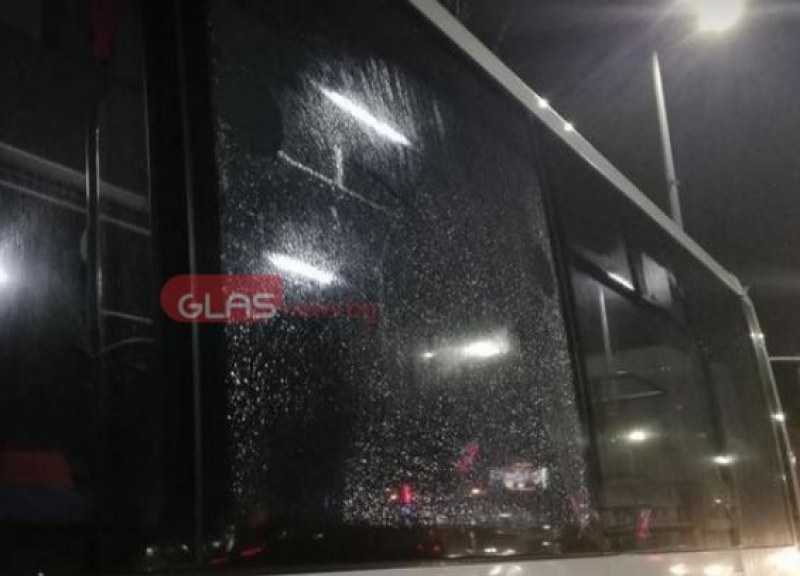 Установени са лицата, строшили с камъни стъклата на автобус в Пловдив