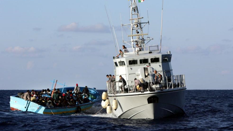 Кораб с 33 мигранти акостира на остров Лампедуза