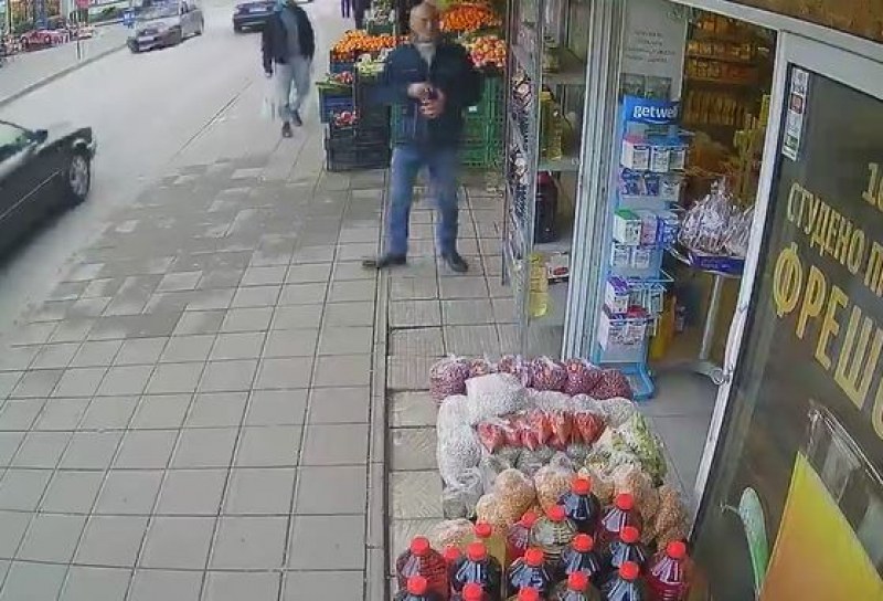 Мъж с нагла кражба на метри от Първо РУ в Пловдив  ВИДЕО