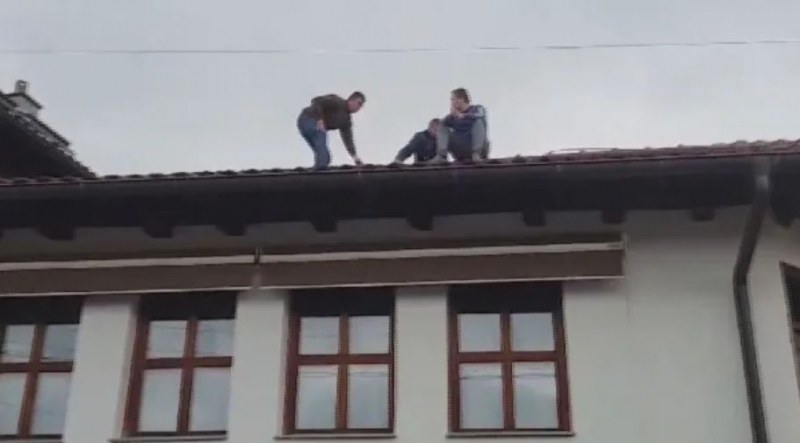 Мъж се опита да скочи от покрив, посегнаха на ракията му