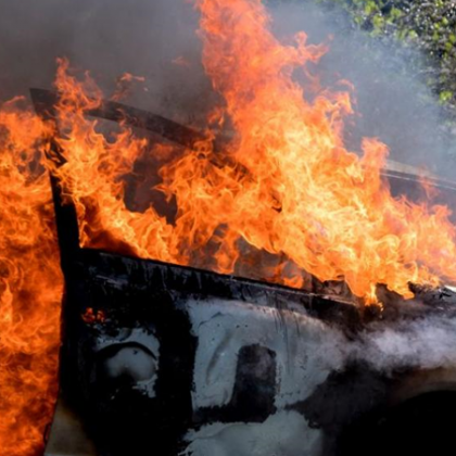 Лек автомобил се запали по пътя Бургас Созопол съобщиха