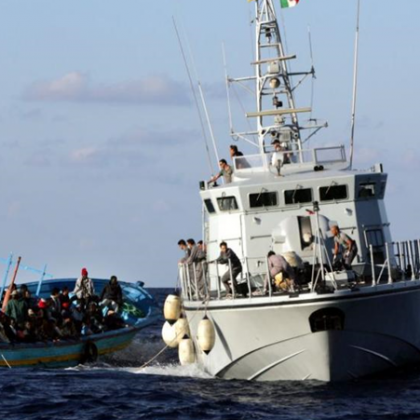Кораб на благотворителна организация с 33 мигранти на борда дебаркира