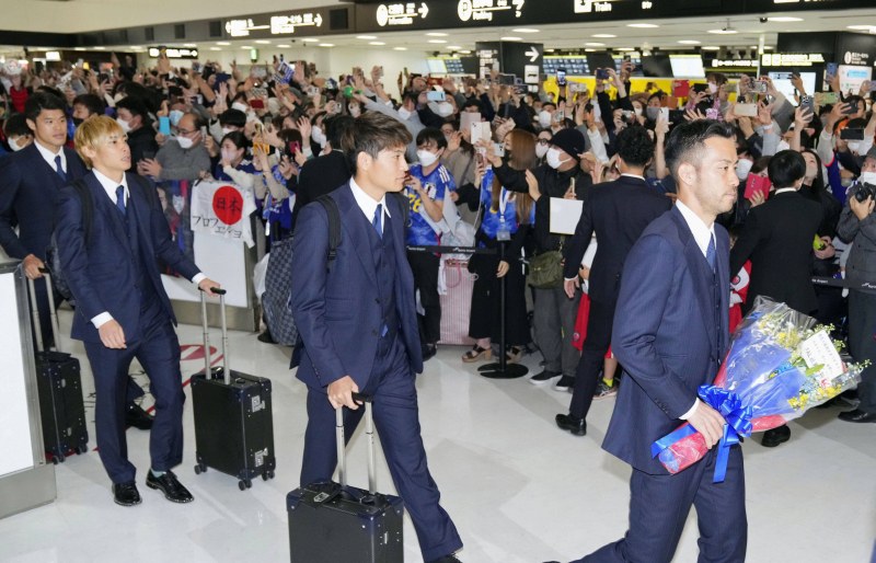 Отборът на Япония бе посрещнат на летището като шампион СНИМКИ