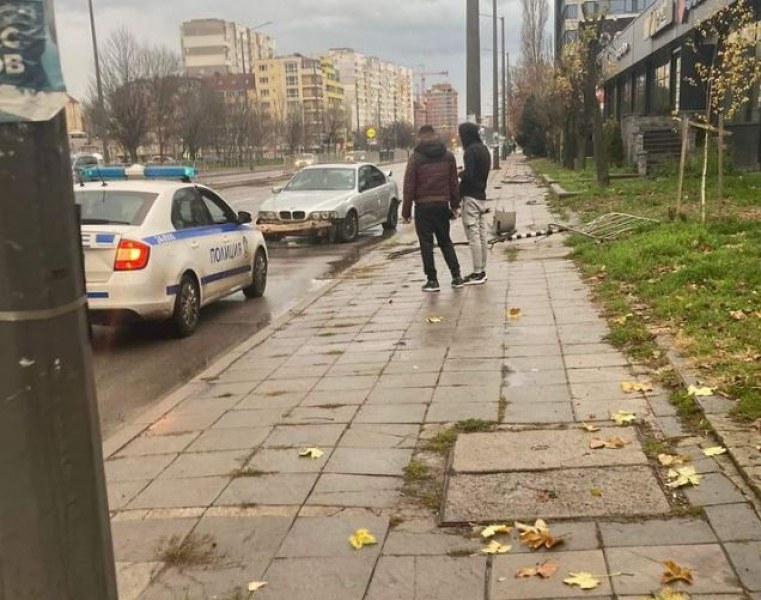 БМВ се вряза в ограждение на пътя, озова се в насрещното СНИМКИ