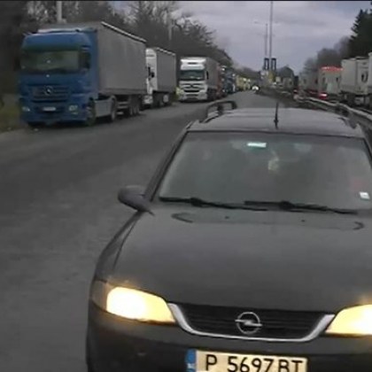 Десетки тирове изчакват преминаване на границата с Румъния по основни
