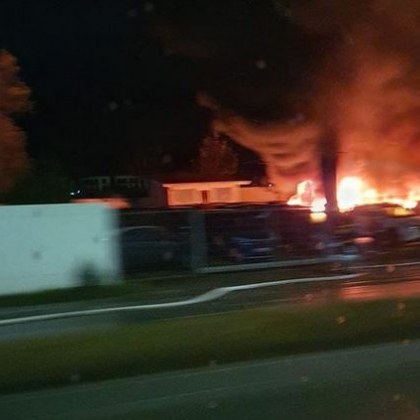Пожар е станал рано тази сутрин в столична автокъща Тя
