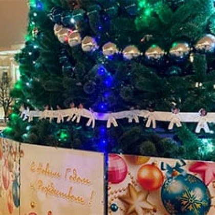 На новогодишната елха в руския Твер окачиха хартиен гирлянд с
