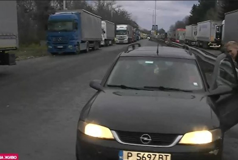 Десетки тирове изчакват преминаване на границата с Румъния по основни