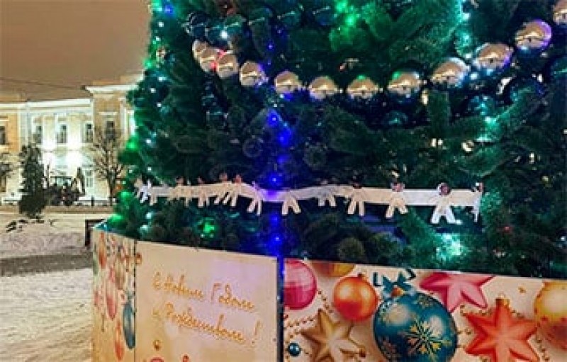 В Русия коледна елха беше украсена с фигурки на Байдън, Зеленски и Пугачова СНИМКИ