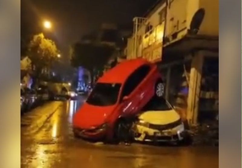 Проливни дъждове наводниха курортния град Анталия в Турция. Водата отнесе коли, електричеството е