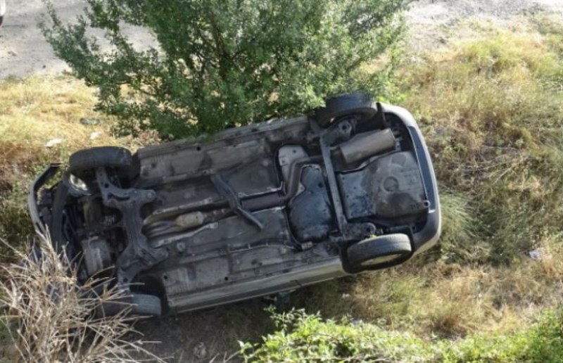 Кола се обърна по таван, двама пострадаха