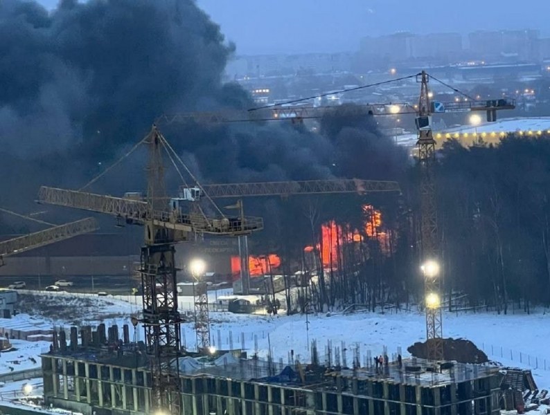 Мощен пожар в мол край Москва! Заснеха го на ВИДЕО