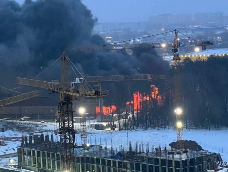 Запалил се е търговският център СтройТракт в Балашиха близо до Москва.