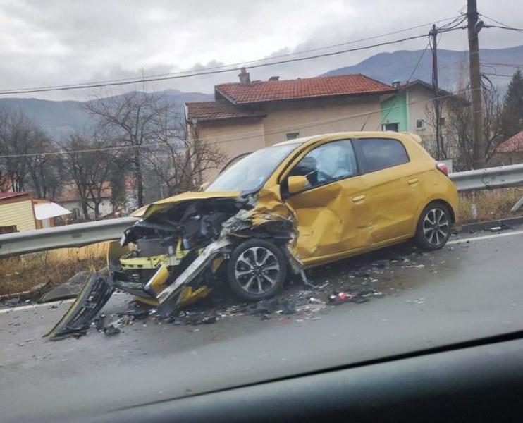 Серия от тежки катастрофи в София и района! Помлени са коли СНИМКИ