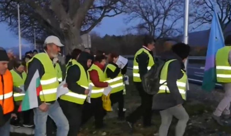 Жители на наводнените села на протест! Блокираха Подбалканския път