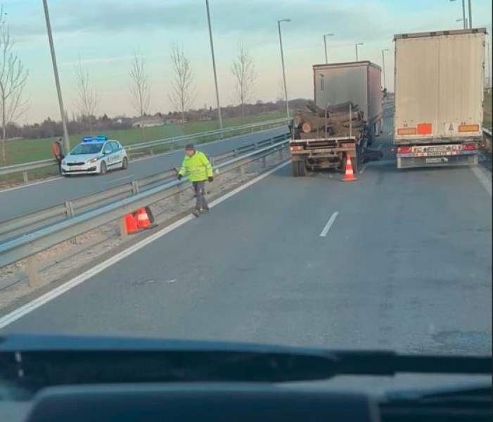 Бус с дърва се заби в тир, товарът помля кабината