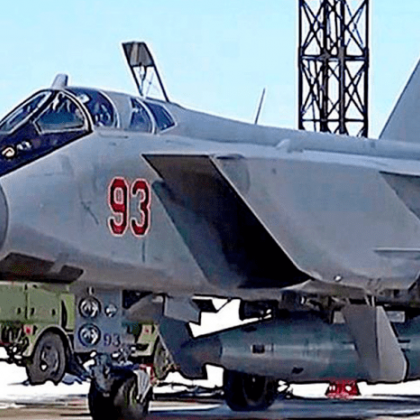 Два бойни самолета МиГ 31К които са носители на ракетите