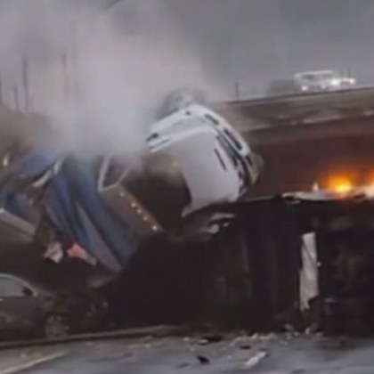 Впечатляващ инцидент се случи в Калифорния  Камион е паднал от моста