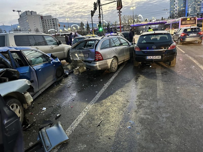 Осем коли се блъснаха в София, пострадали са деца!  СНИМКИ