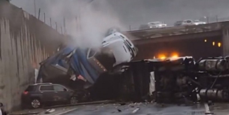Зрелищно! Камион падна от мост директно върху други катастрофирали ВИДЕО