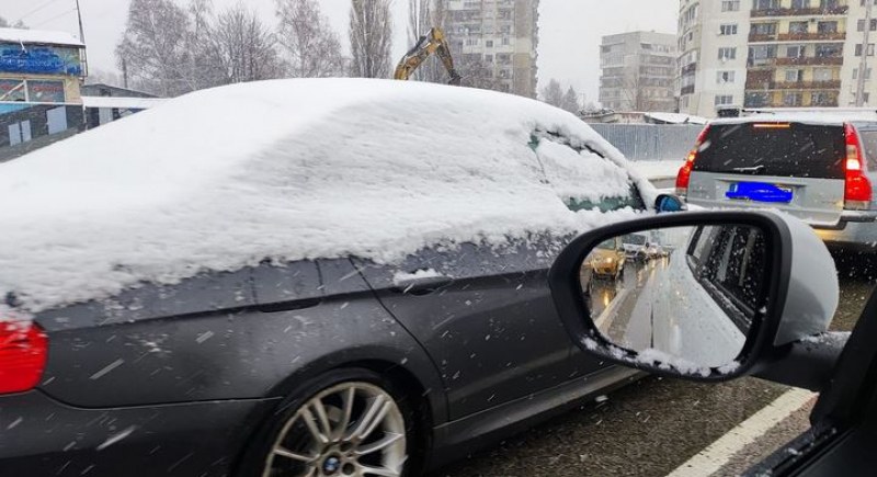 Снежен шофьор на пътя възмути всички СНИМКА