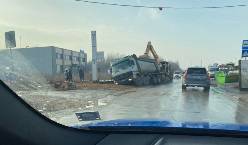 Камион затъна край път в София, извикаха багер СНИМКА