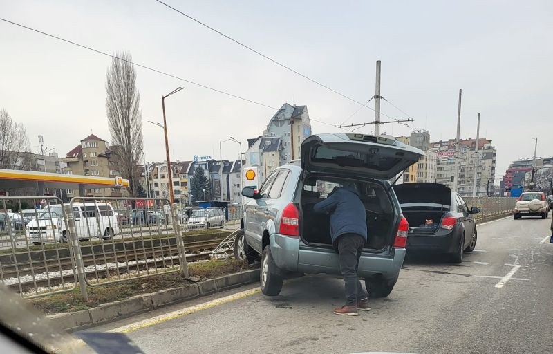 Кола се вряза в ограда в София - не успя да налети на трамвай СНИМКИ