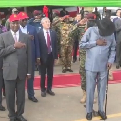 Президентът на Южен Судан 71 годишният Салваторе Киир Маярдит се напика