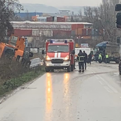 Тежка катастрофа предизвика задръстване по натоварения крайезерен път във Варна Инцидентът
