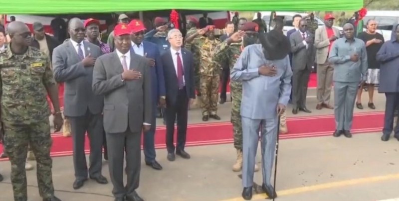 Президентът на Южен Судан, 71-годишният Салваторе Киир Маярдит, се напика,